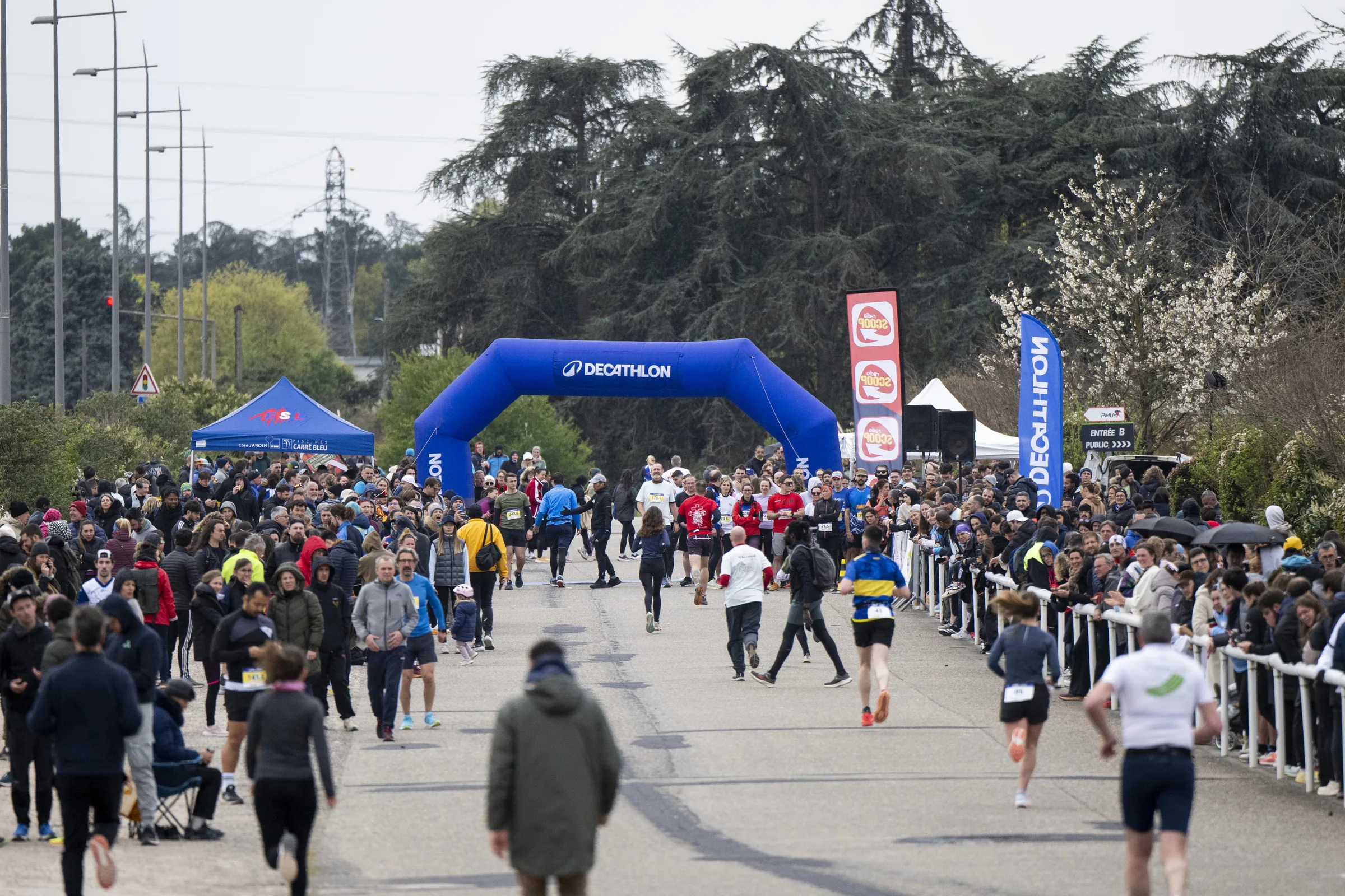 Arrivée d’une course Ekiden inter-entreprises organisée par FOR7