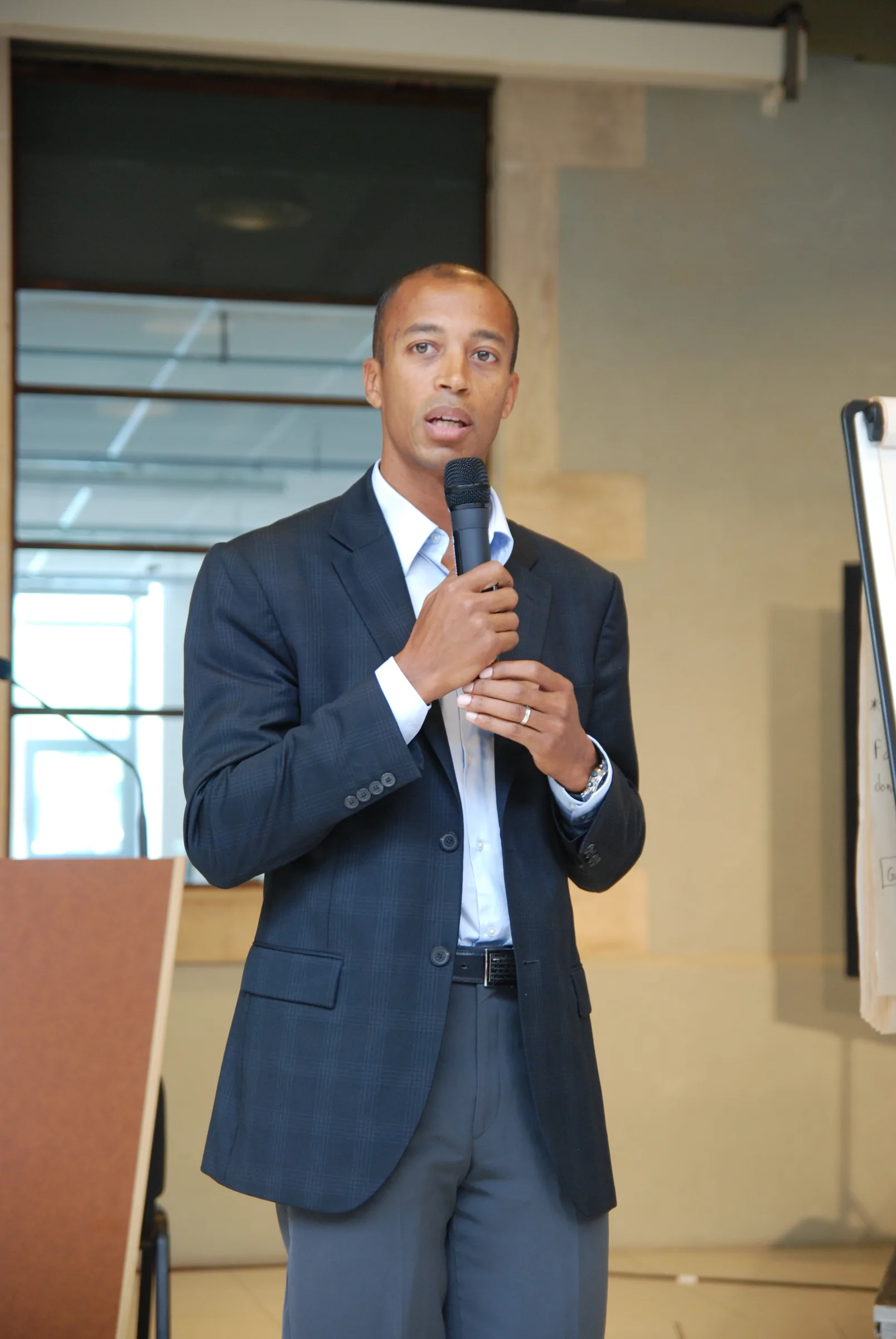 Stéphane Diagana intervenant comme conférencier en entreprise pour FOR7