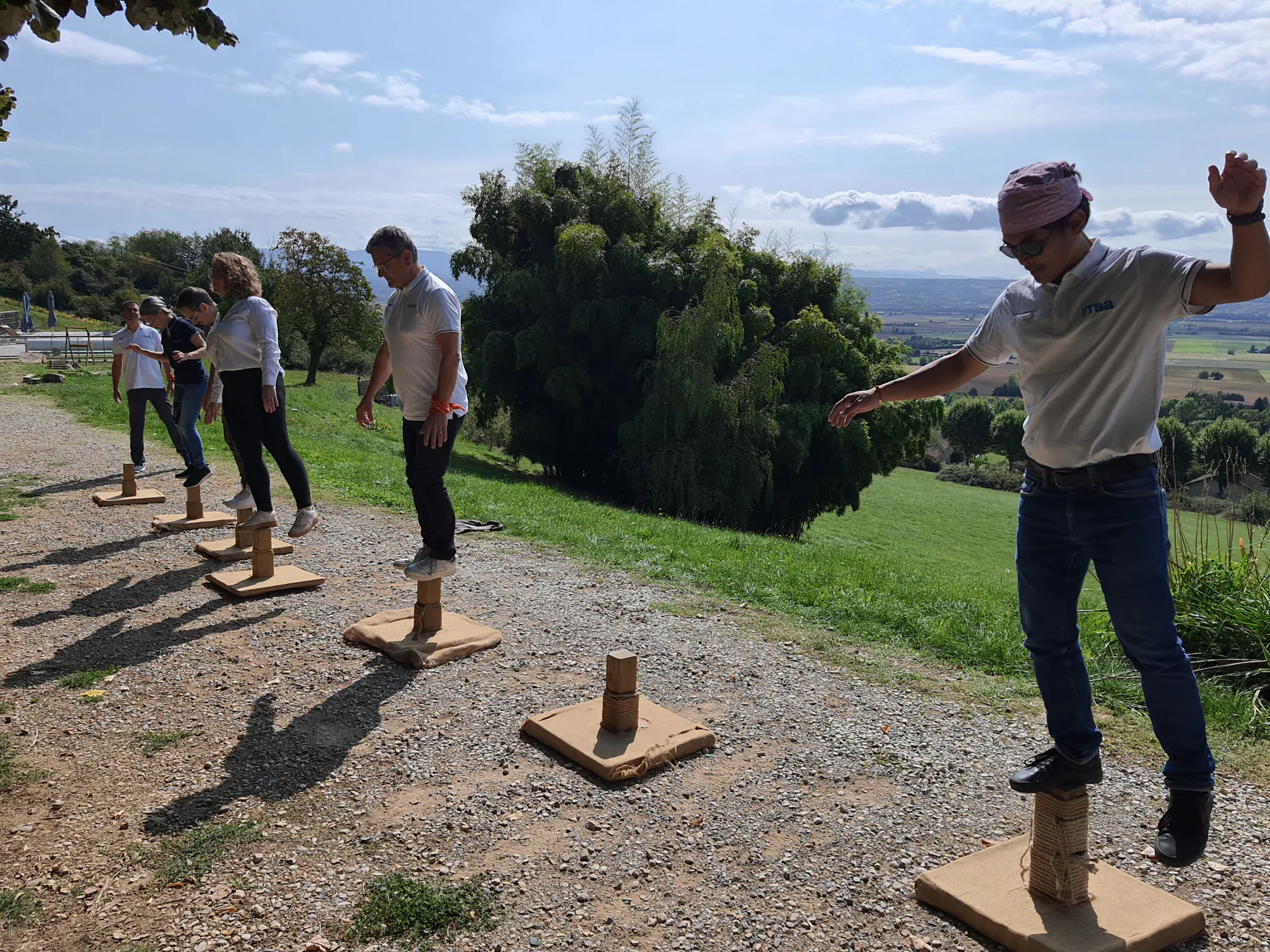 Épreuve collective d’équilibre pendant le Challenge Robinson d’ABAC Ingénierie