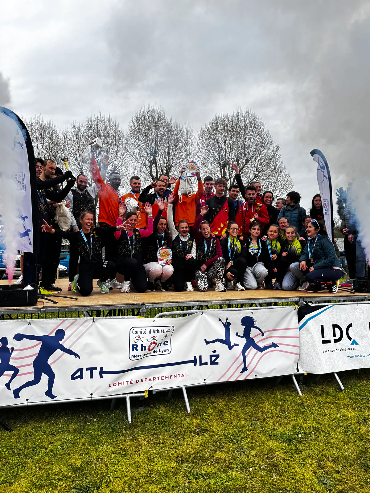 Équipes réunies sur le podium de l’Ekiden de Lyon Métropole
