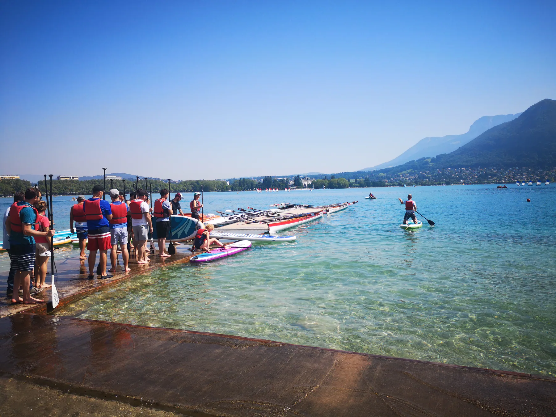 Collaborateurs de SOPREMA réunis pour une activité nautique en équipe